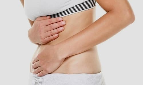 При отсутствии лечения женщина испытывает тупую боль в области пупка