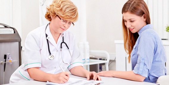 девушка на приеме у врача