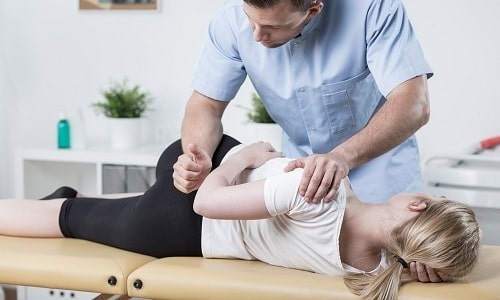 Физиотерапевтическое лечение грыжи достаточно эффективно. Это может быть мануальная терапия