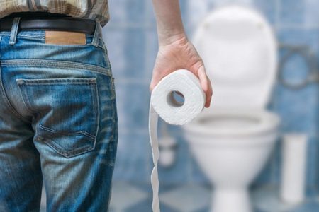 мужчина с туалетной бумагой