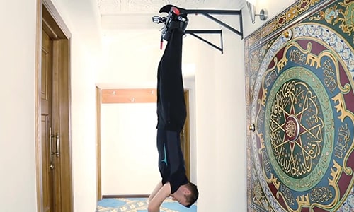 Автор методики считает, что упражнения в висе на турнике позволяют растянуть межпозвоночное пространство под тяжестью собственного туловища