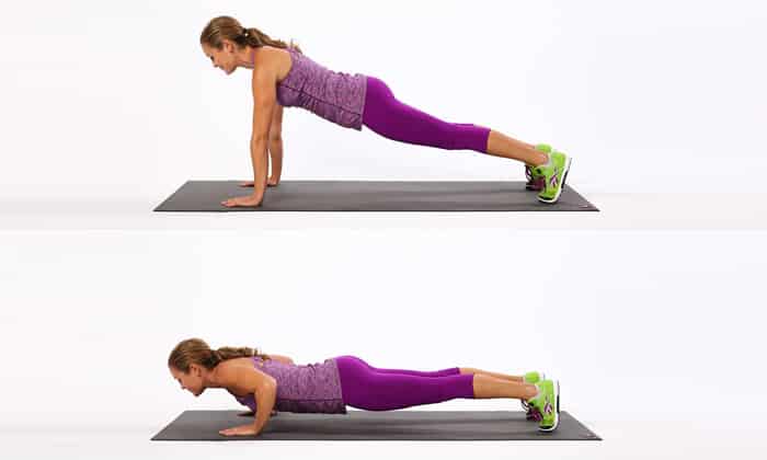 На данном этапе упражнения нужно отжаться на руках от пола