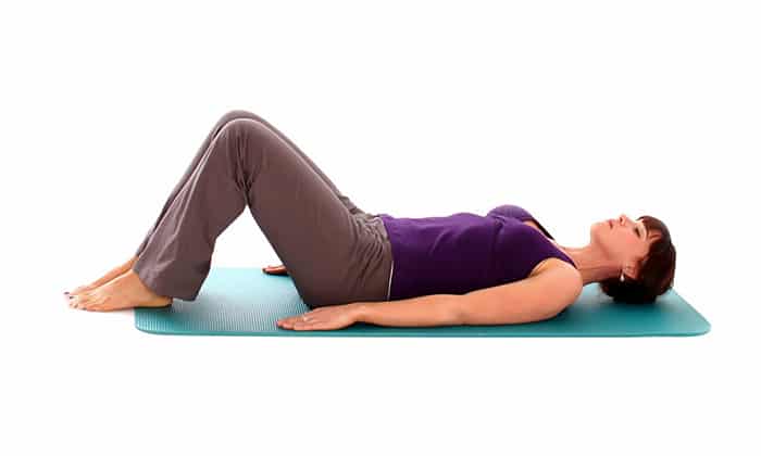 Для упражнения нужно лечь, согнув ноги