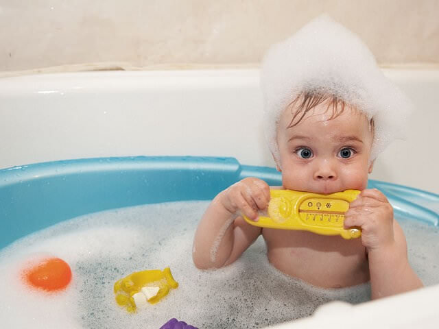 ребенок купается