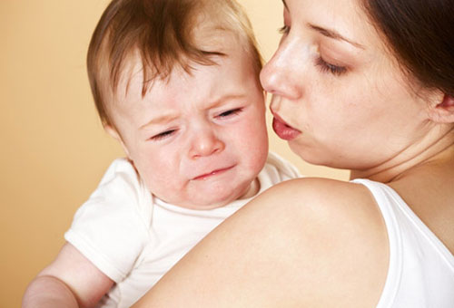 ребенок плачет