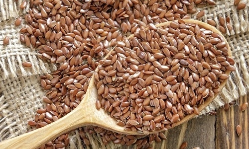 Согревающий и противовоспалительный эффект оказывают ванны с семенами льна