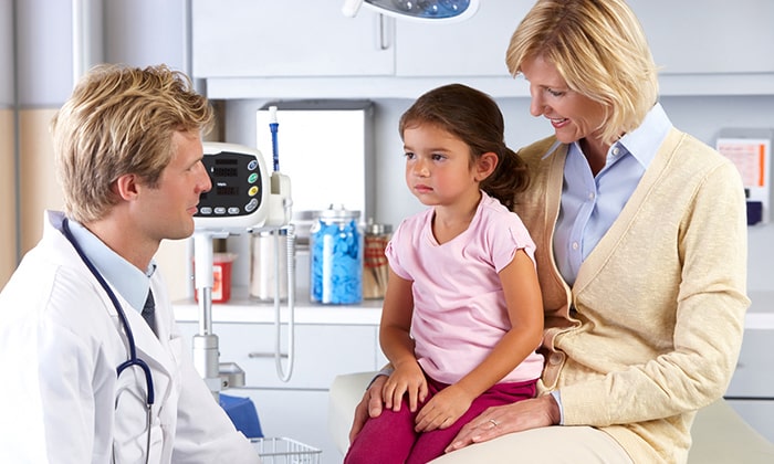 При первых симптомах ущемлении выпячивания грыжи у детей рекомендуется сразу обратиться к врачу