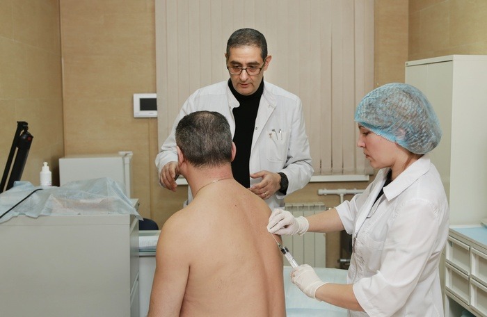 укол под лопатку