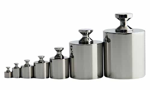 Увеличивать груз необходимо постепенно, по 2-4 кг через несколько занятий, чтобы не допустить растяжения связок и мышц позвоночника