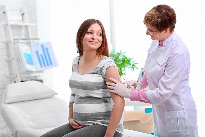 врач делает укол беременной