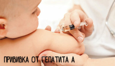 врач делает укол