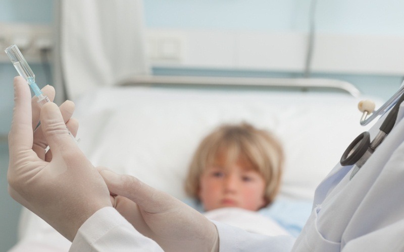 врач набирает шприц