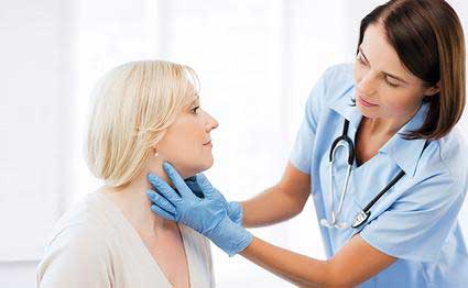 врач осматривает пациента