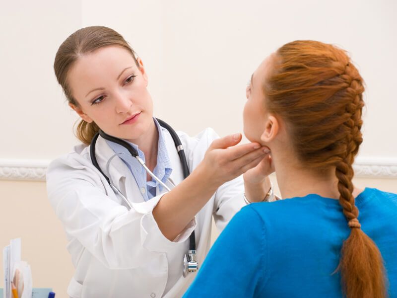 врач осматривает пациента